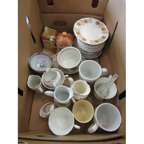 1160 - A box of mixed tea wares including Colclough and cottage ware