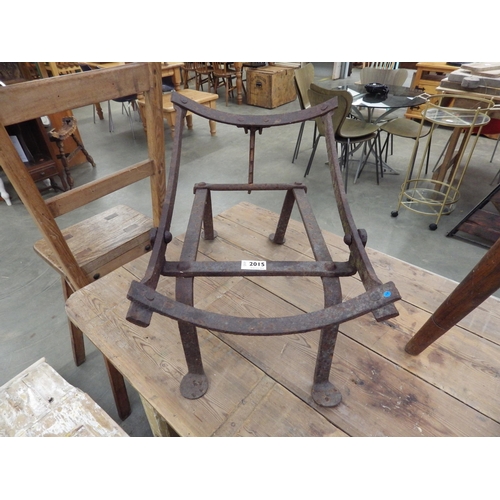 2021 - A 19th Century hight adjustable strap iron beer barrel stand       (R) £40