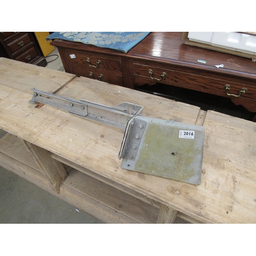 2028 - An alloy outboard bracket for a canoe