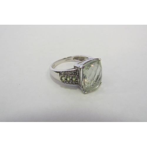 1322 - A 9ct white gold gem set ring, approximately 3.8g   (C)