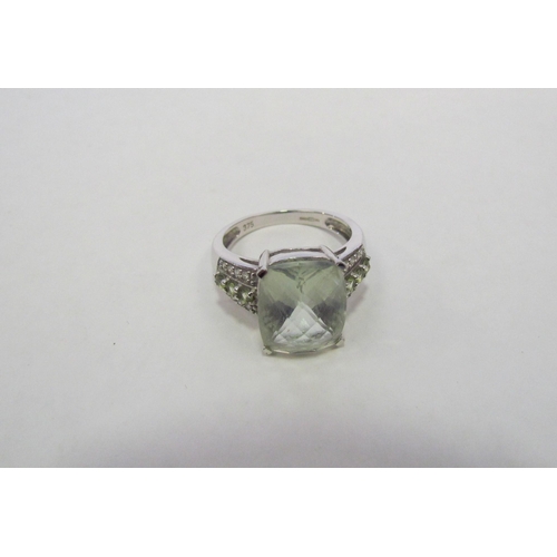 1322 - A 9ct white gold gem set ring, approximately 3.8g   (C)