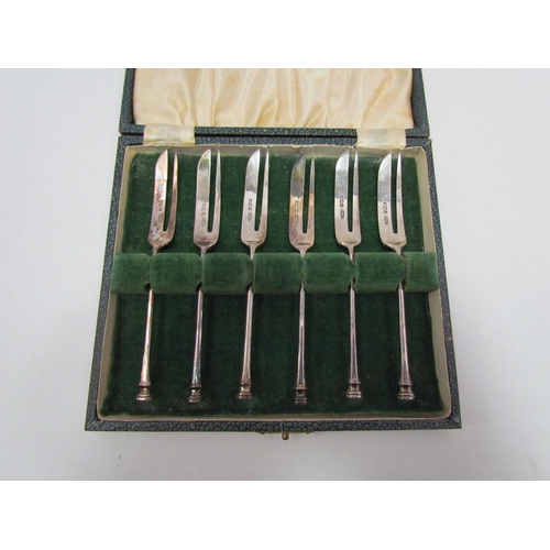 1370 - A set of six silver pastry forks, cased