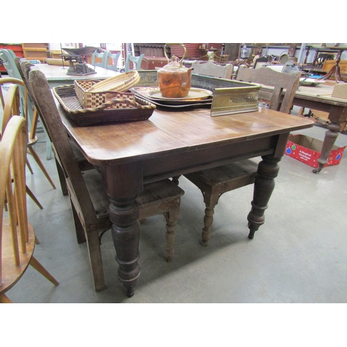 2193 - A Victorian mahogany dining table 107 x 140cm