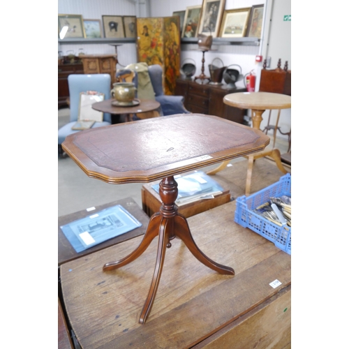 2157 - A mahogany tilt top tripod table with leather top       (R) £10