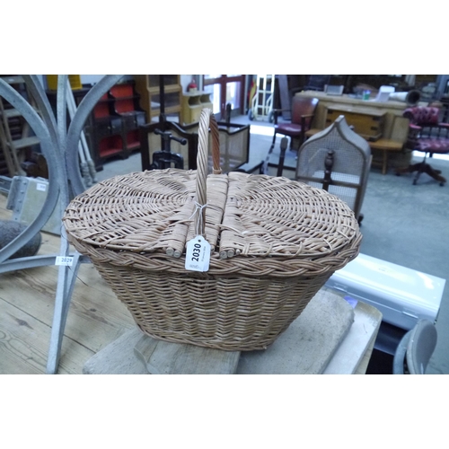 2030 - A wicker picnic basket