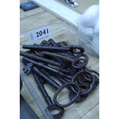 2041 - A tub of Georgian iron door keys