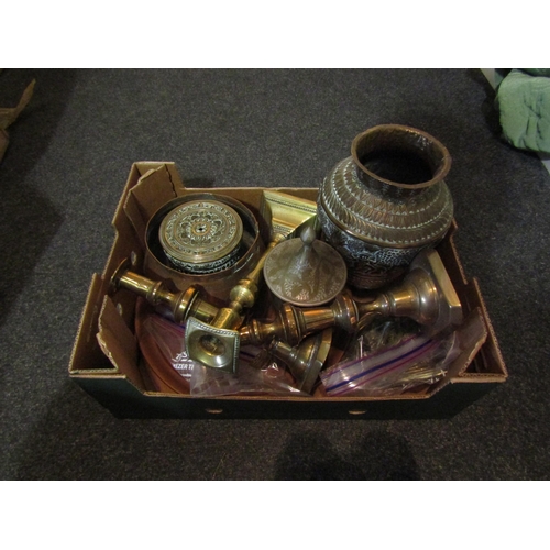 1454 - A box of miscellaneous metal wares to include copper circular tray, brass embossed vase, horse brass... 