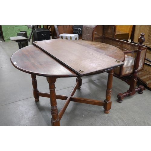 2066 - An oak circular dining table with extention leaf     (E) £30-40