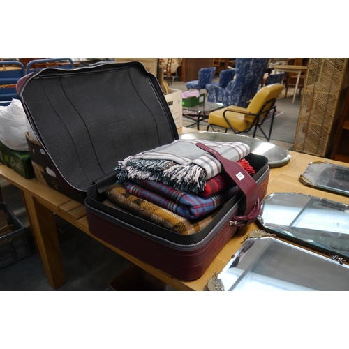 2273 - A retro suitcase containing 5 car blankets