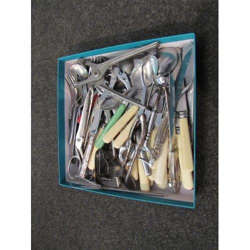 1398 - A tray containing mixed cutlery