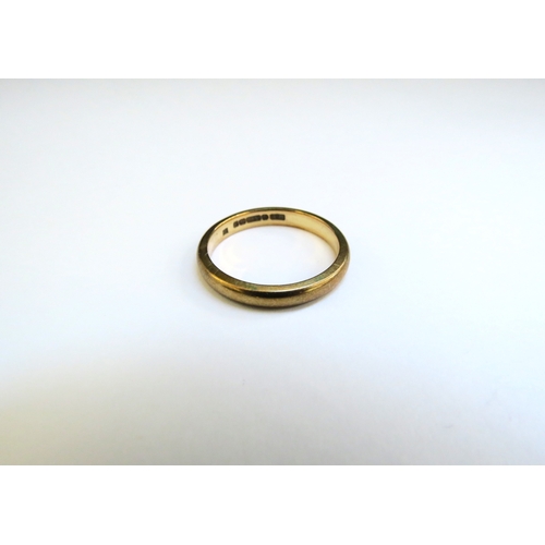 9166 - A 9ct gold wedding band. Size M, 2.4g