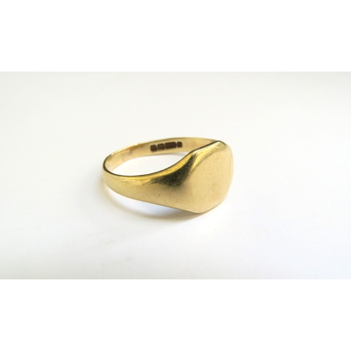 9282 - A 9ct gold signet ring. Size S, 4.7g