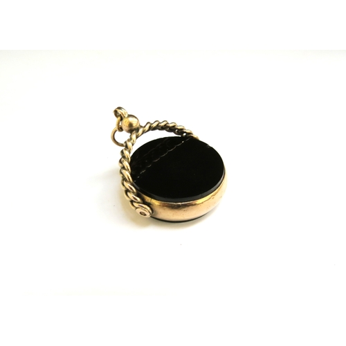 9281 - A 9ct gold bloodstone and onyx swivel fob