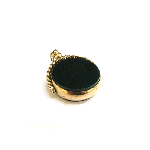 9281 - A 9ct gold bloodstone and onyx swivel fob