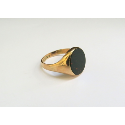 9252 - A 9ct gold bloodstone set signet ring. Size W, 6g