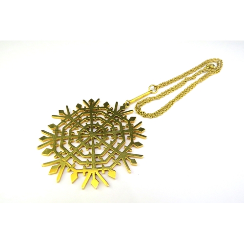 9141 - A large 9ct gold snowflake pendant 5.5cm diameter hung on a gold rope twist necklace, 52cm long, 22.... 