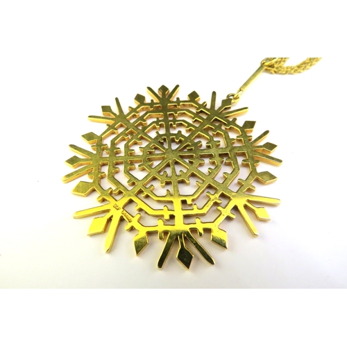 9141 - A large 9ct gold snowflake pendant 5.5cm diameter hung on a gold rope twist necklace, 52cm long, 22.... 