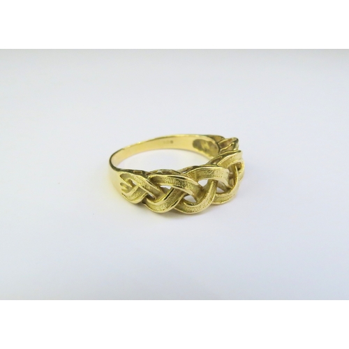 9167 - An 18ct gold ring with a textured plaited design. Size Q, 4.3g