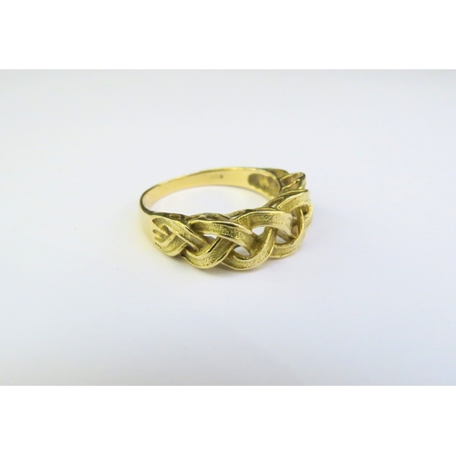 9167 - An 18ct gold ring with a textured plaited design. Size Q, 4.3g