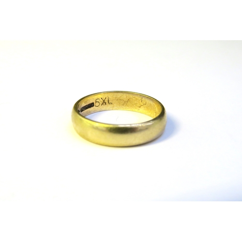 9177 - A 9ct gold wedding band. Size Q/R, 3.7g