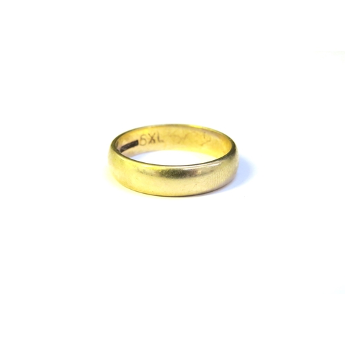 9177 - A 9ct gold wedding band. Size Q/R, 3.7g