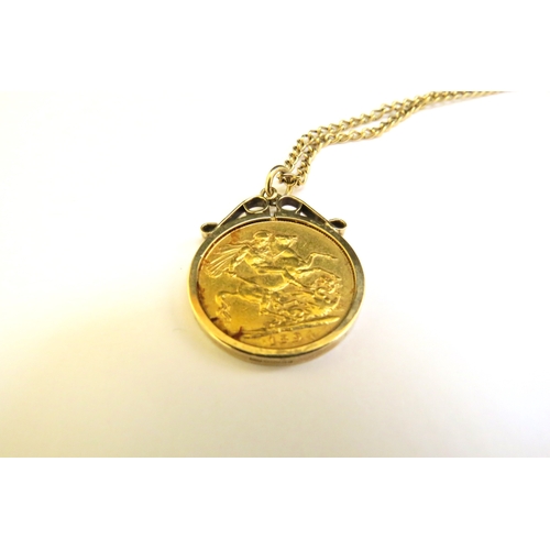 9156 - A 9ct gold chain hung with an 1894 gold sovereign in 9ct gold pendant mount, 62cm long, 16.2g total