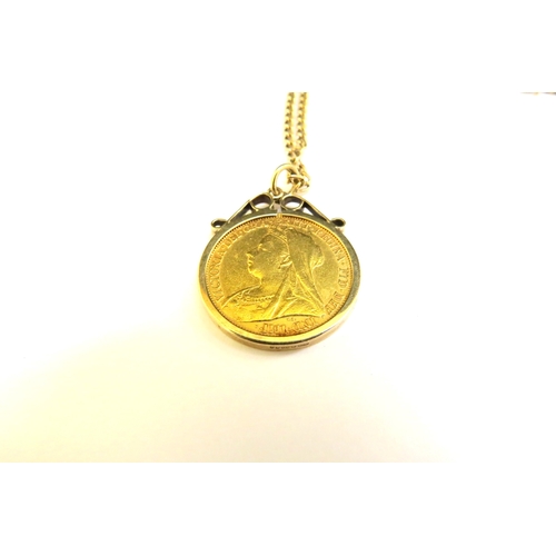 9156 - A 9ct gold chain hung with an 1894 gold sovereign in 9ct gold pendant mount, 62cm long, 16.2g total