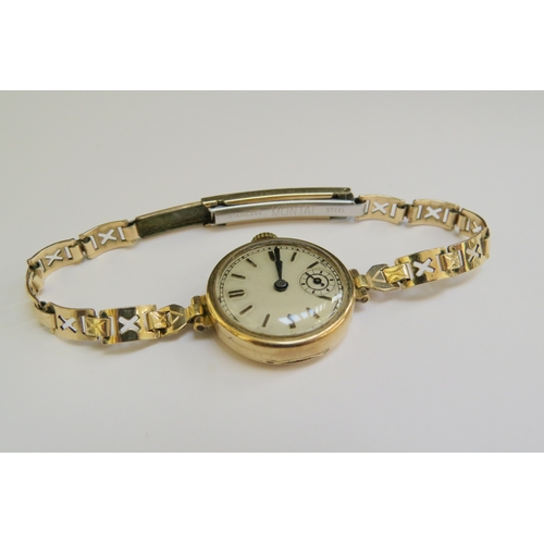 9228 - A 9ct gold cased wristwatch