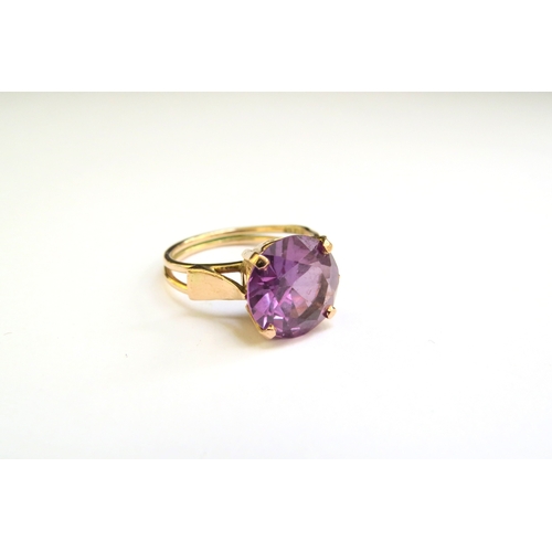 9163 - A synthetic violet sapphire ring. Size N, 3.9g