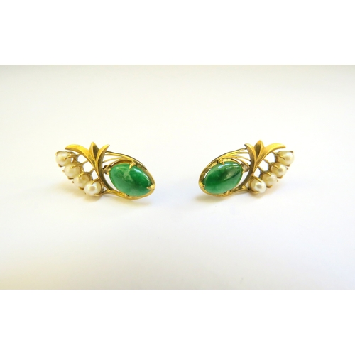 9154 - A pair of unmarked gold pearl and jade earrings, screw posts, no backs, 2.7g  (C)