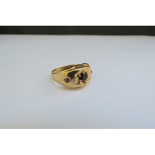 9344 - A 9ct gold ring set with three garnets in star settings. Size S, 5.3g