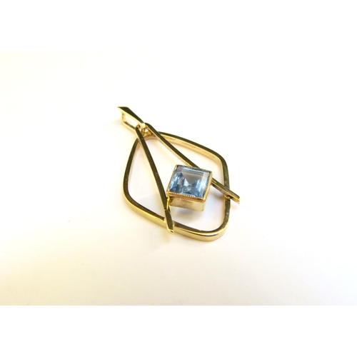 9217 - A 9ct gold pendant with square cut pale blue stone, 2.6g