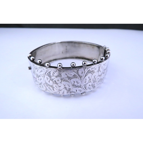 9218 - A silver engraved stiff hinge bangle15.9g