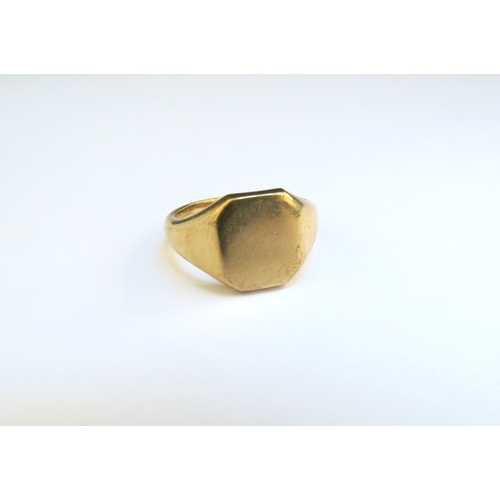 9348 - A 9ct gold signet ring. Size K, 5.7g