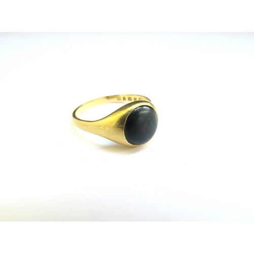 9340 - An 18ct gold signet ring with a cabochon bloodstone to centre. Size V/W, 5.9g