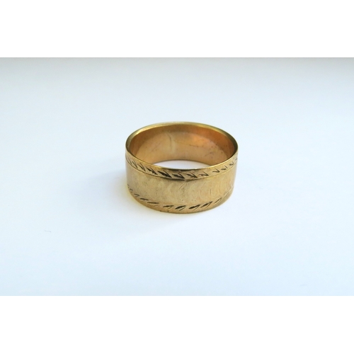 9353 - A 9ct gold band with engraved decoration. Size Q/R, 4.8g