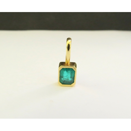 9314 - An 18ct gold emerald pendant, 8mm x 6mm emerald, 3.4g