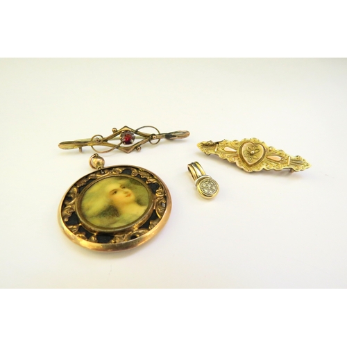 9368 - A 9ct gold diamond pendant and two 9ct gold brooches a/f, 4g, with a 9ct gold framed portrait pendan... 