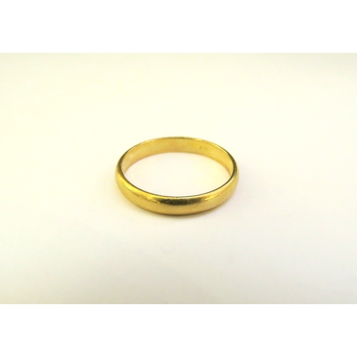 9235 - A gold wedding band stamped 750. Size T, 3.5g