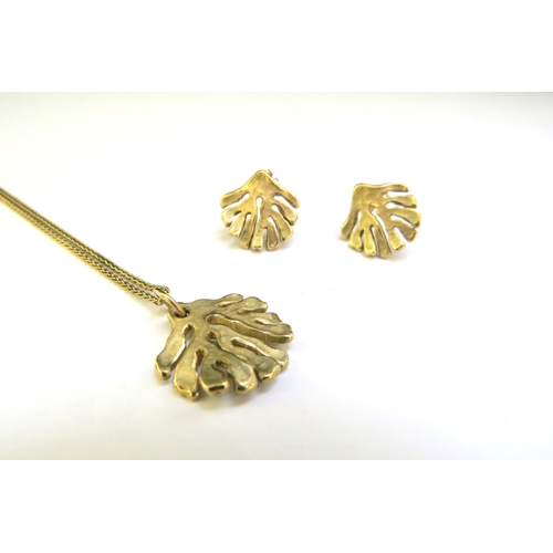 9307 - A 9ct gold leaf form pendant hung on 9ct gold chain, 44cm long and a pair of matching stud earrings,... 