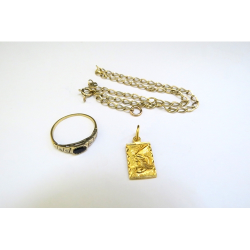 9355 - A 916 gold pendant, 1.2g, 9ct gold broken chain 3g and an 18ct gold ring, worn, 1.5g (3)