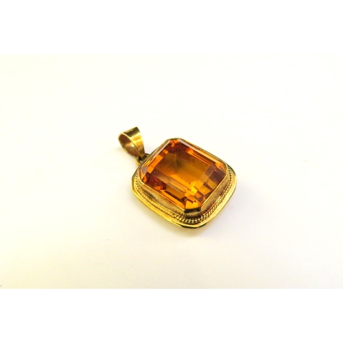 9360 - A madeira citrine pendant, stamped 585, 5.7g