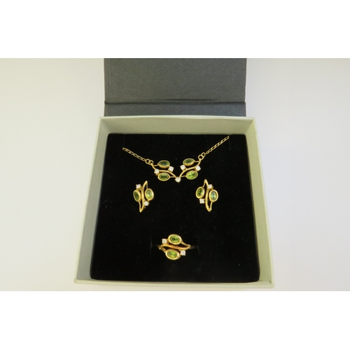 9181 - A suite of peridot jewellery consisting of earrings, ring, size Q and necklace, all stamped 750, 10.... 