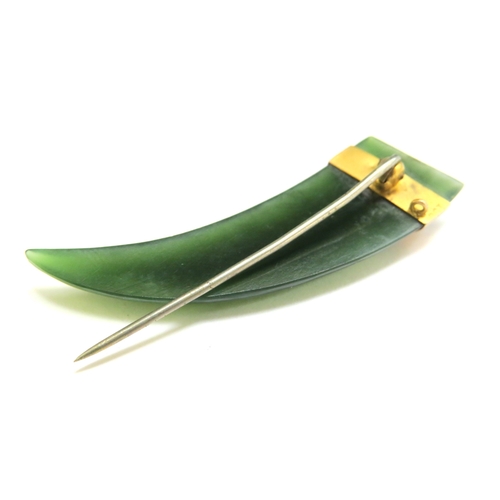 9202 - A carved Nephrite jade tooth shaped pin with mount stamped 9ct  (R)  £70