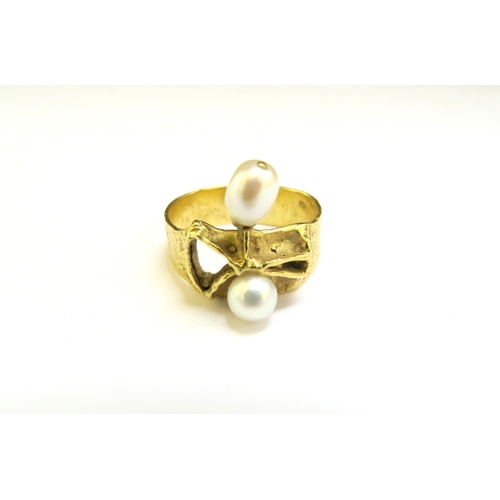 9254 - A textured gold ring of modernistic design with two pearls on abstract mount, stamped 750. Size P/Q,... 