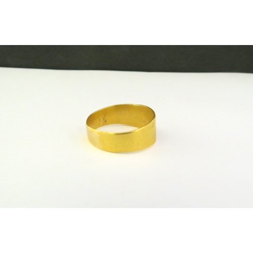 9364 - An unmarked gold ring. Size T, 5.5g