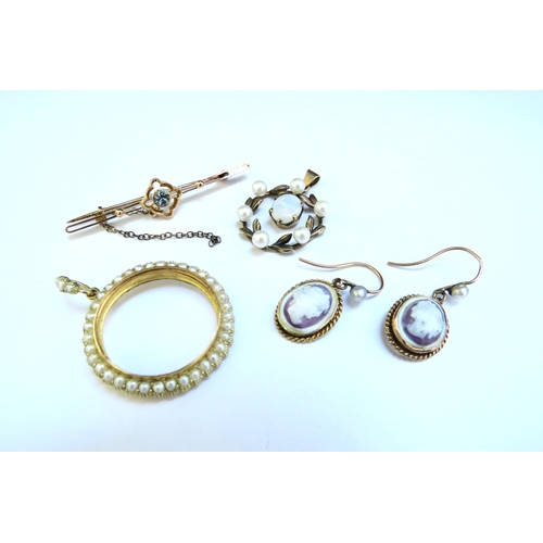 9121 - A pearl set circular pendant frame stamped 585, aquamarine bar brooch 9ct, a pair of cameo drop earr... 