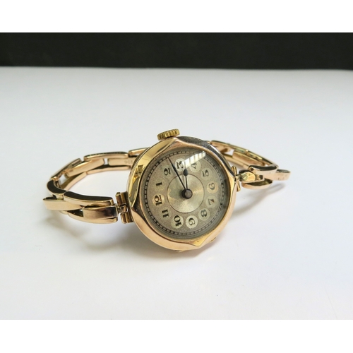 9076 - A 9ct rose gold wristwatch with expanding strap, 17.1g  (C)