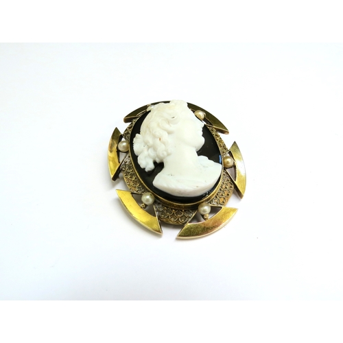 9118 - A Victorian onyx cameo brooch, the frame set with six pearls, frame unmarked, glass panel reverse, 5... 