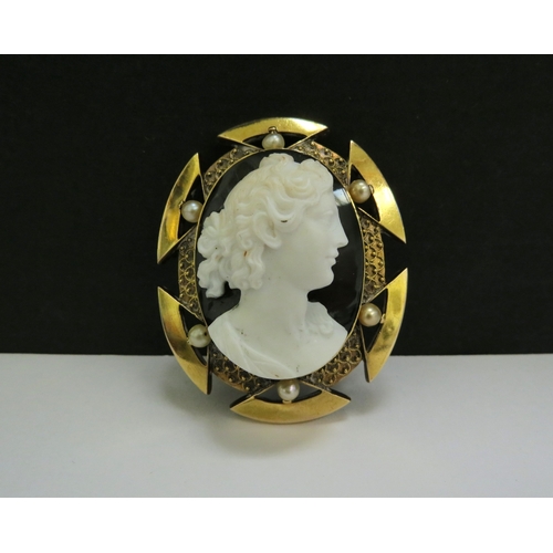 9118 - A Victorian onyx cameo brooch, the frame set with six pearls, frame unmarked, glass panel reverse, 5... 